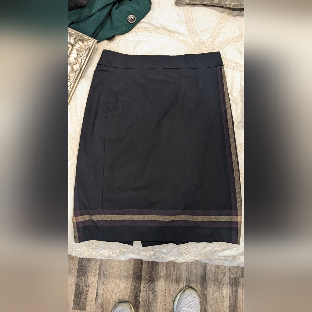 The limited skirt. Size 8, navy